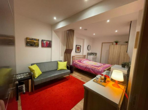 Cozy En-Suite Room with Free Parking Included